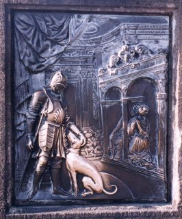 Linkes Relief der Nepomuk-Statue